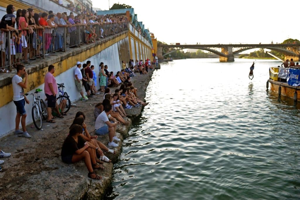Cucaña Velá de Santa Ana en Triana, 2023 orilla