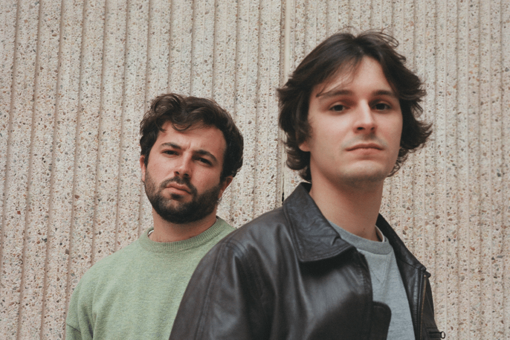 Tardeo y música frente al mar: Besmaya en concierto acústico en Atenas Playa Cádiz