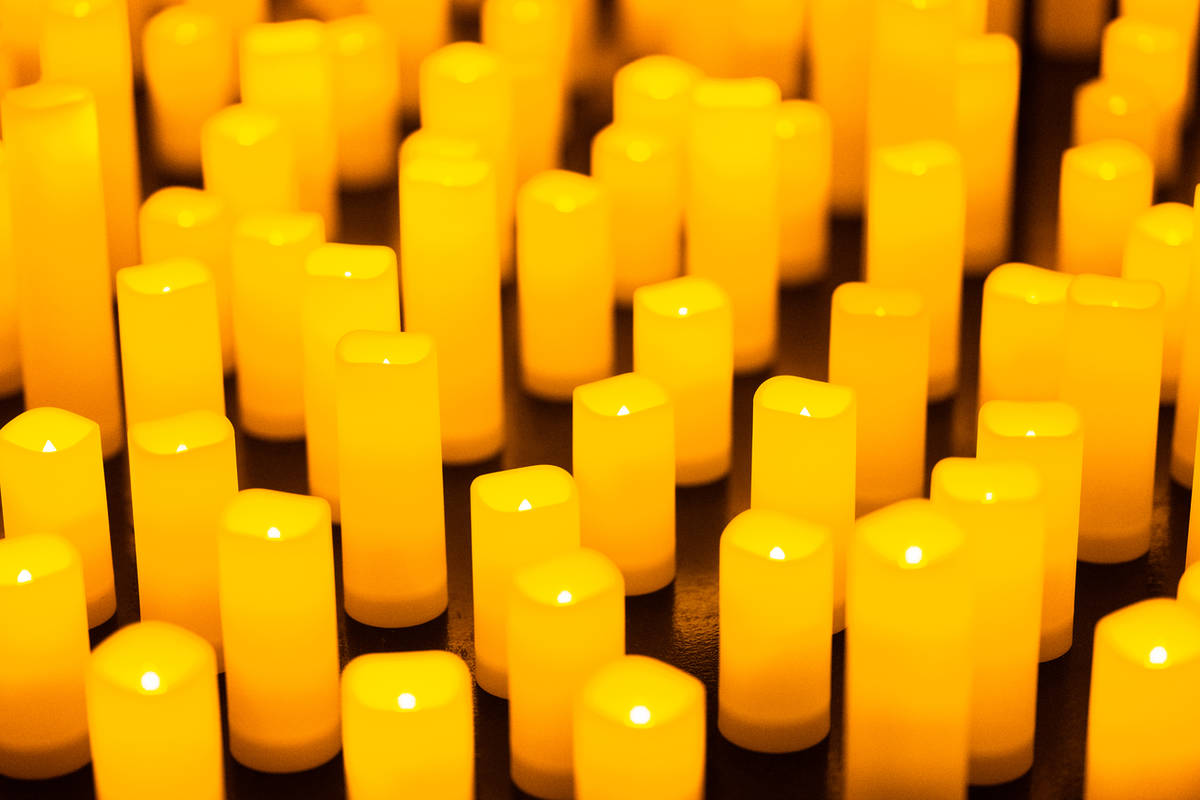 Velas de Candlelight iluminadas y colocadas en el suelo