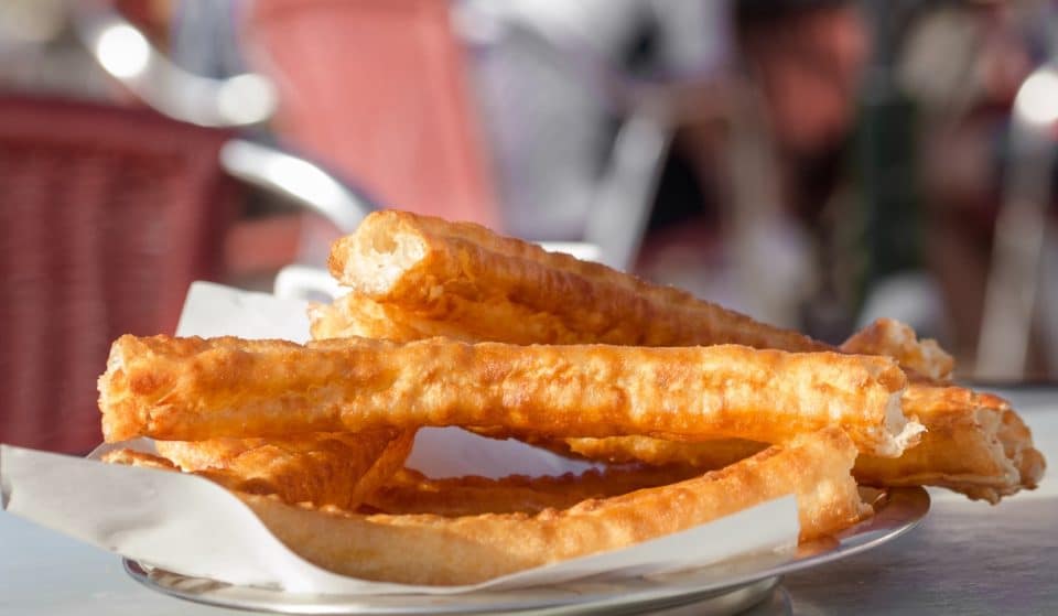 Los mejores churros con chocolate de Sevilla se sirven en estos templos con solera