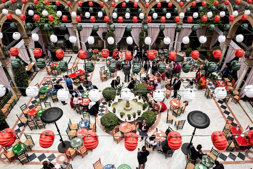 Seville’s most iconic hotel sets up its own April Fair: ‘pescaíto’ dinner, rociero choir, and rebujito in a legendary courtyard