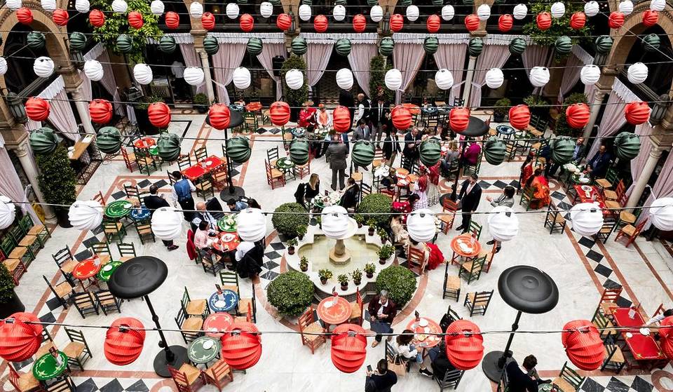 L&rsquo;hôtel le plus emblématique de Séville organise sa propre Feria de Abril : dîner de « pescaíto », chœur rociero et rebujito dans un patio de légende
