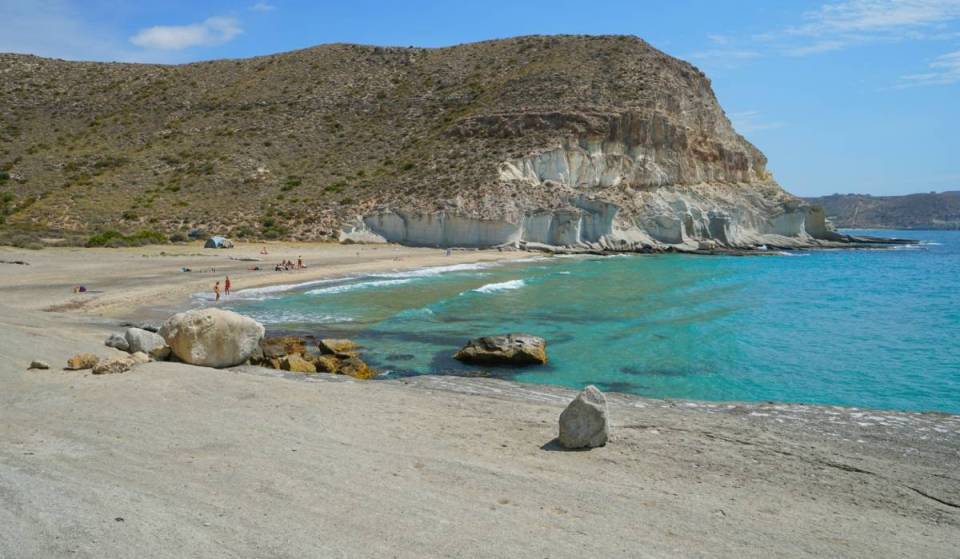 Adiós a Baleares y las Cícladas: las 10 calas de Andalucía con aguas turquesas libres de masificaciones que debes visitar este verano