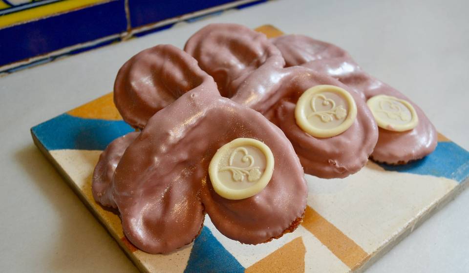 A butterfly of puff pastry and ruby chocolate: which days you can try this sweet solidarity of Manu Jara.