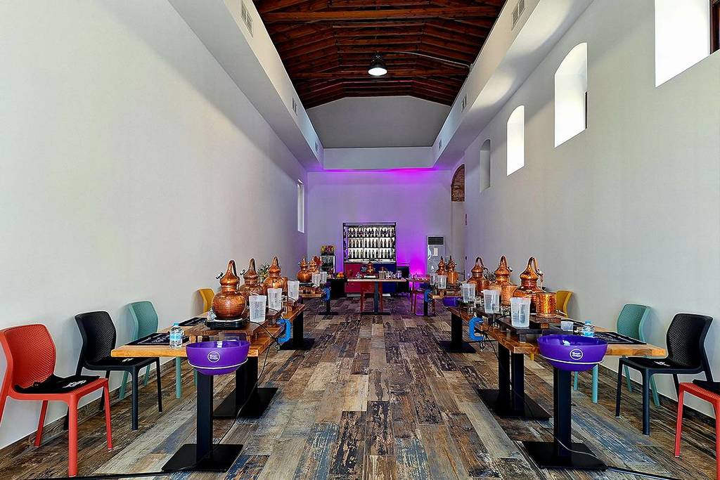 Talleres de destilación de ginebra con Puerto de Indias