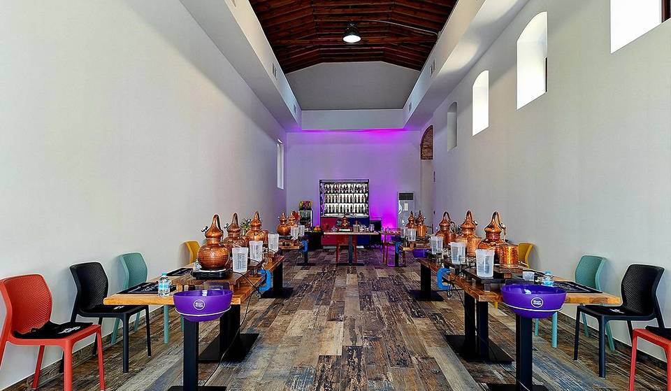Talleres de destilación de ginebra con Puerto de Indias