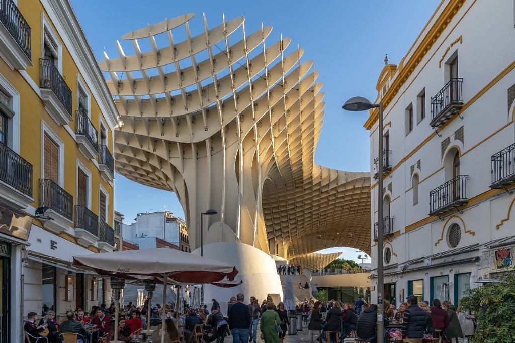 La Centuria moves