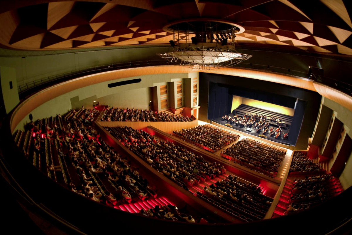 Vista panorámica del Teatro de la Maestranza de Sevilla durante un concierto de música clásica