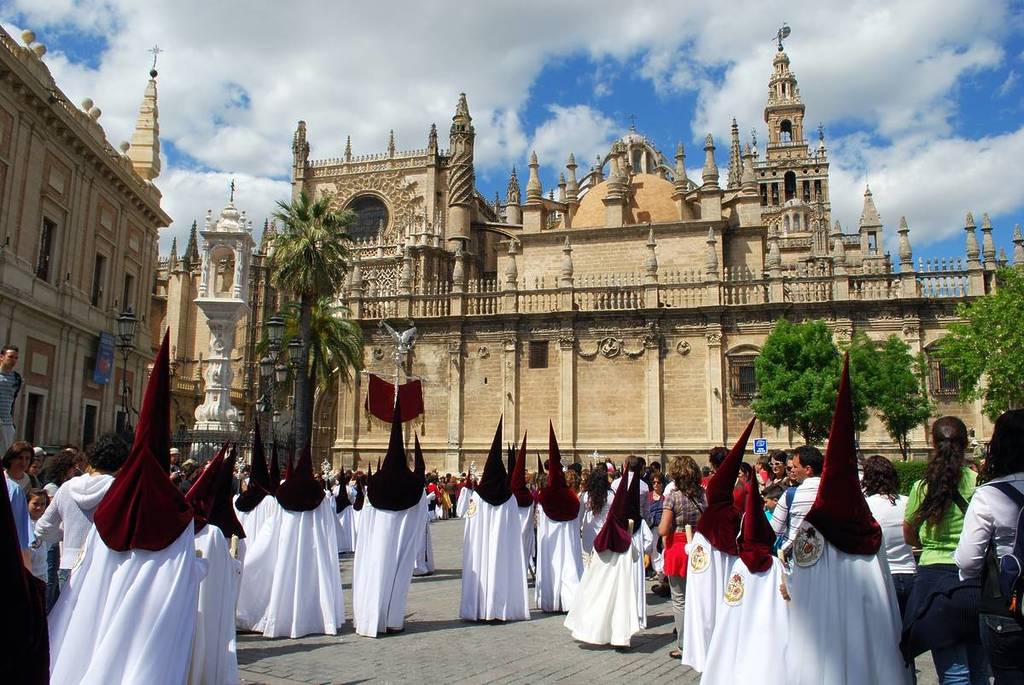Expositions des Cofrades Semaine Sainte à Séville 2025