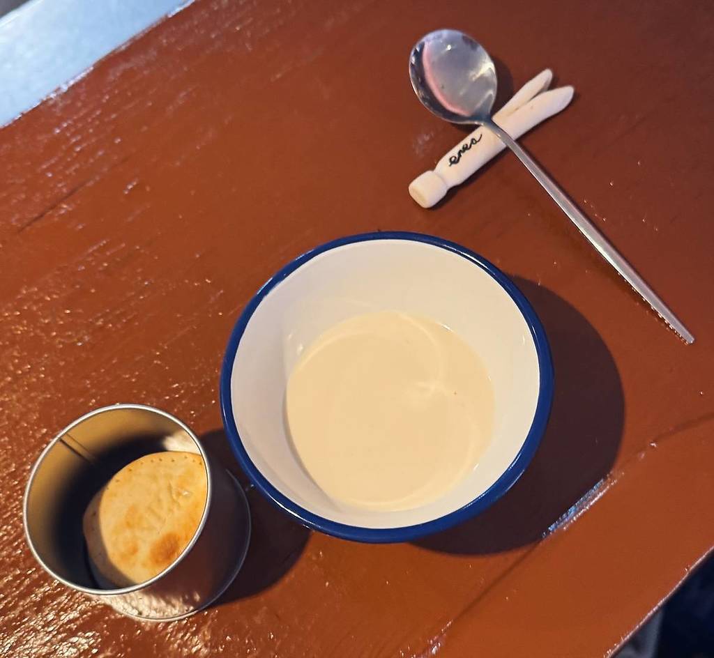 Poleá de Enea con galletas y leche