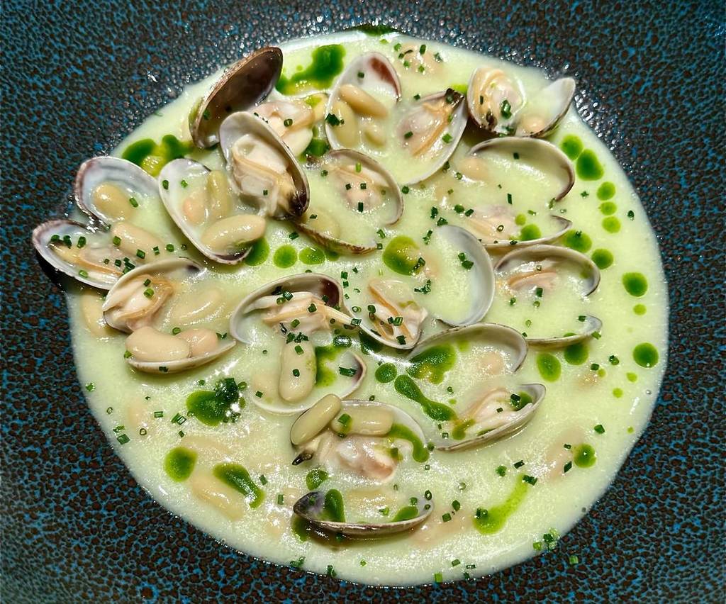 Almejas con salsa verde y verdinas CAL VIVA