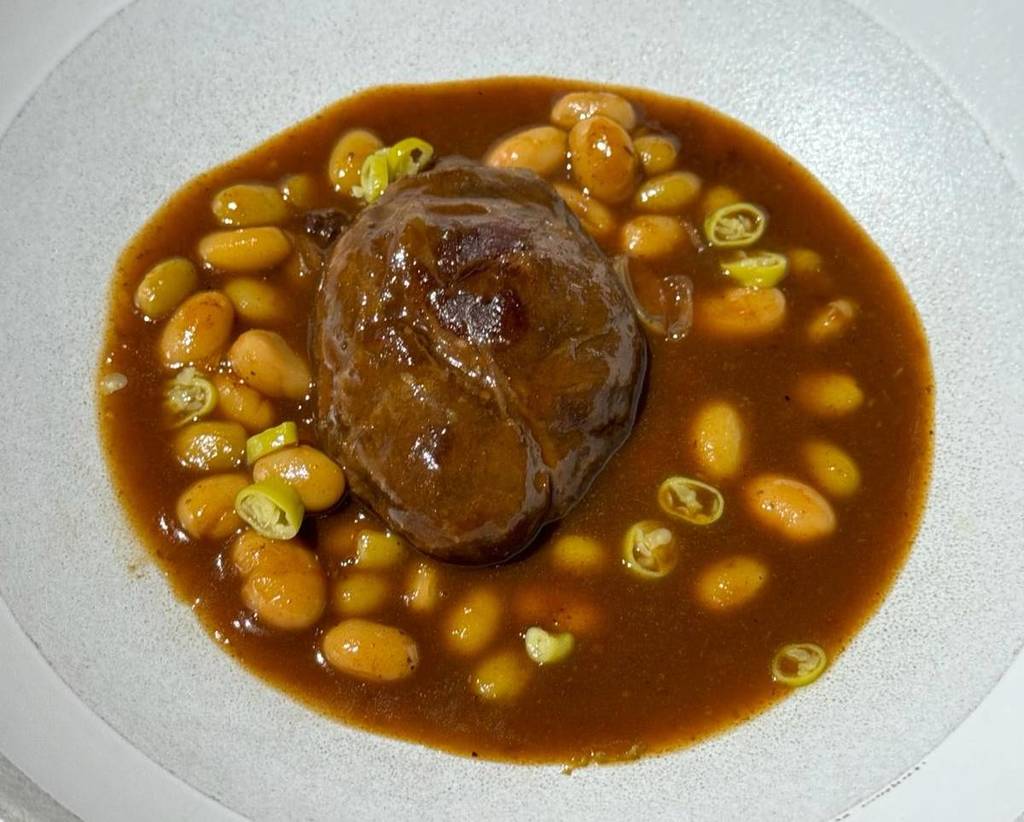 Carrillera ibérica estofada, pochas y piparra CAL VIVA