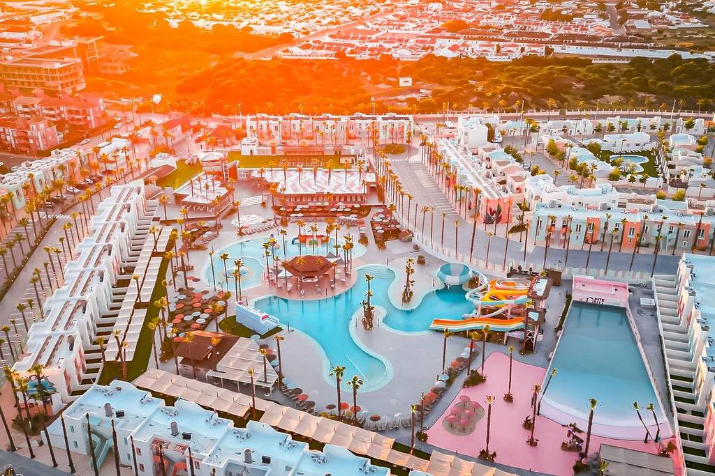 Un hôtel sur la côte avec un parc aquatique et une piscine à vagues (à seulement 1 heure de route)