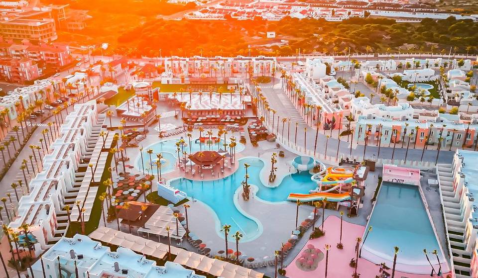 A hotel in front of the coast with water park and wave pool (and you have it 1 hour away)