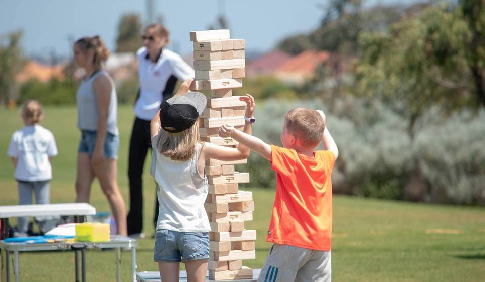 Torre Sevilla organizes a day of traditional games in giant format