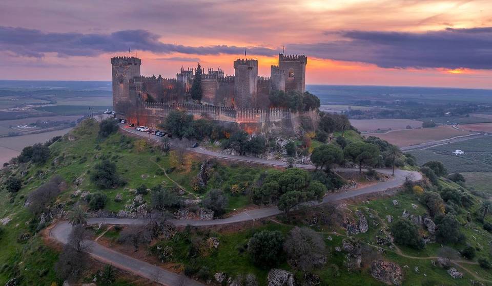 Le château épique à moins de 2 heures de Séville que tu peux visiter pour 10 € et qui organise des dîners médiévaux