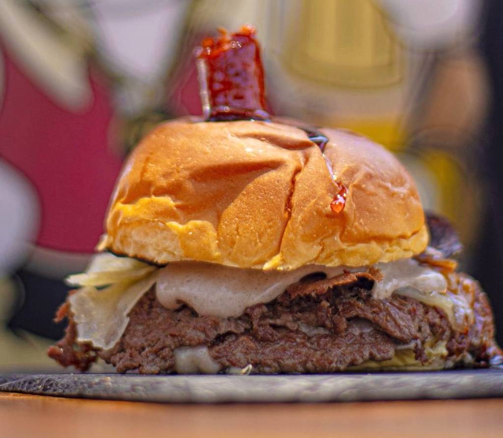 The bar of the addictive pork rinds creates a hamburger available only for a limited time