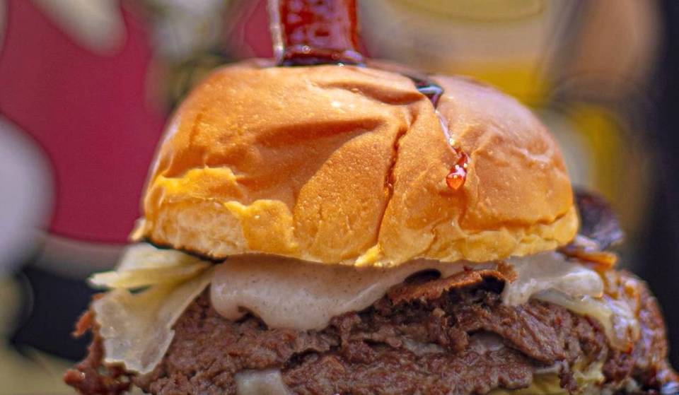 Le bar des couennes de porc addictives crée un hamburger disponible pour une durée limitée.