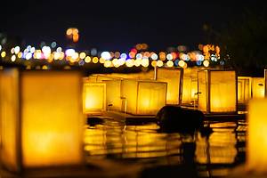 El único pueblo de España que celebra el Toro Nagashi japonés vuelve a iluminar el Guadalquivir con farolillos flotantes el 15 de agosto