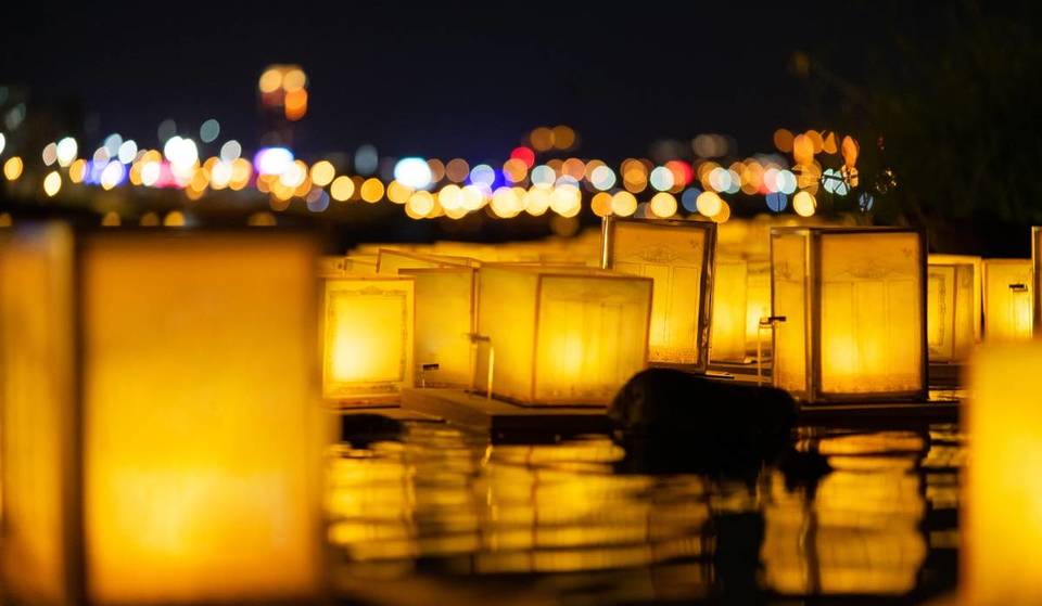 El único pueblo de España que celebra el Toro Nagashi japonés vuelve a iluminar el Guadalquivir con farolillos flotantes el 15 de agosto
