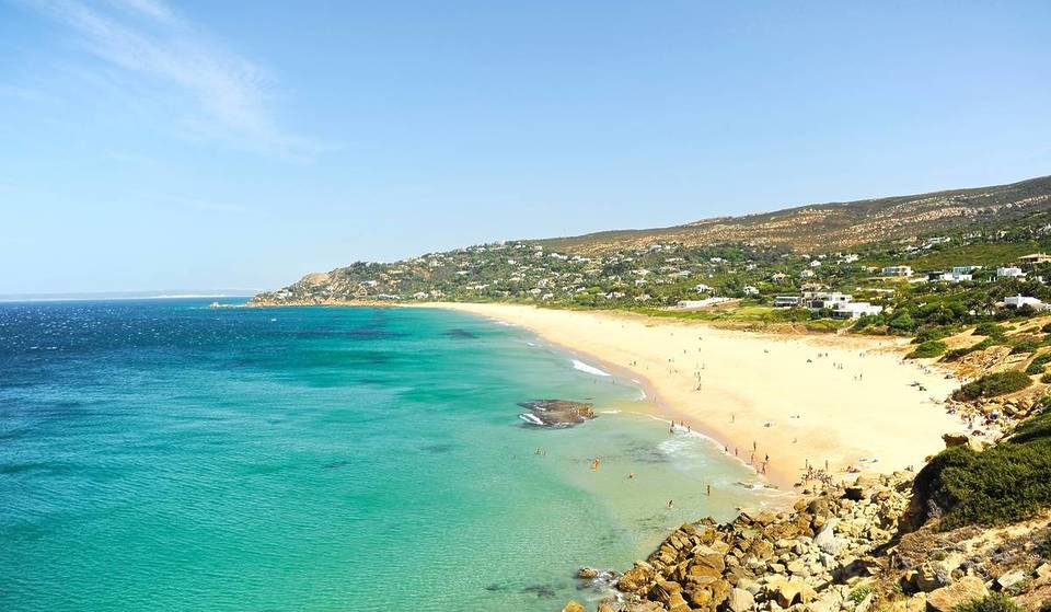 Los autobuses que te llevan a las playas más espectaculares desde Sevilla: destinos, horarios y precios