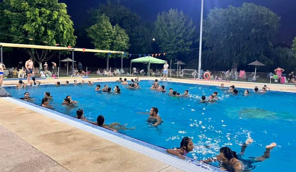 La piscine de ce village de Séville ouvre jusqu&rsquo;à minuit pendant trois jours seulement au mois d&rsquo;août