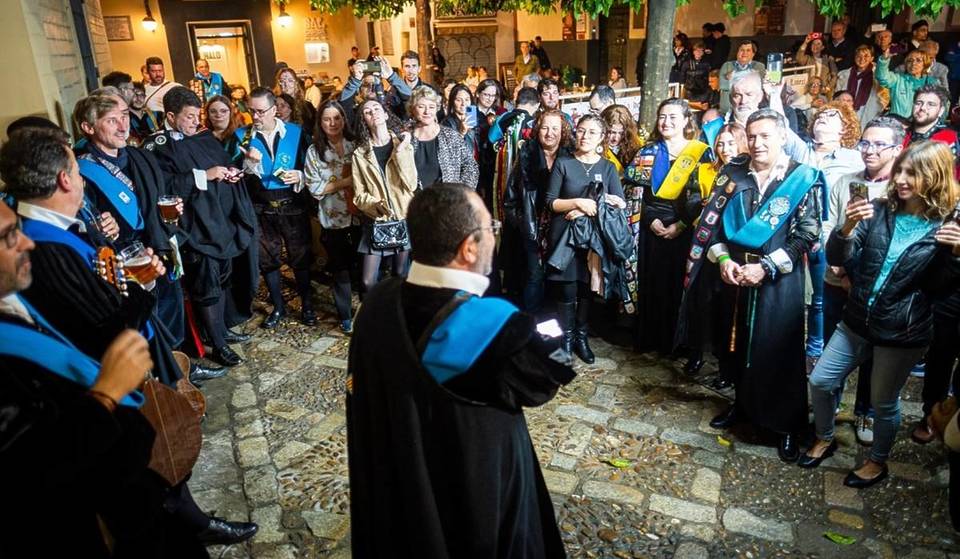 La Tuna de Filosofía y Letras organise à nouveau la « Noche del Tenorio » : la traditionnelle route musicale de Santa Cruz qui n&rsquo;a lieu que le 31 octobre.