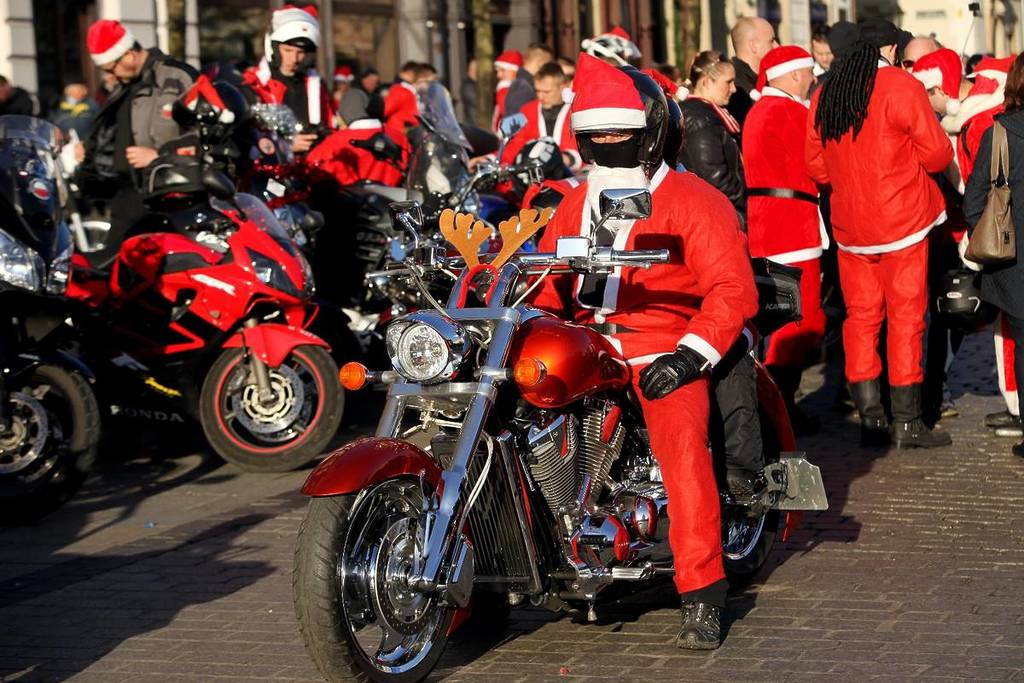Cabalgata moteros Papá Noel Sevilla papanoelada