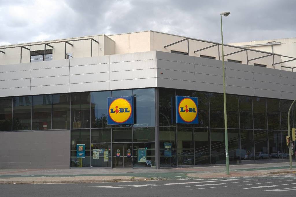 supermarkets open in Seville during Holy Week on Maundy Thursday and Good Friday