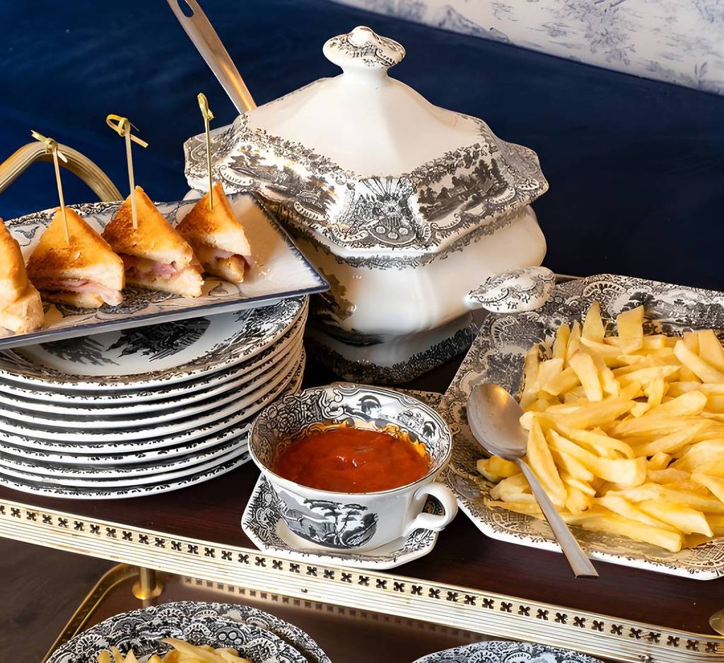 El restaurante de Sevilla que recupera el espíritu de los antiguos cafés del siglo XIX: desayunos y guisos de época en pleno centro