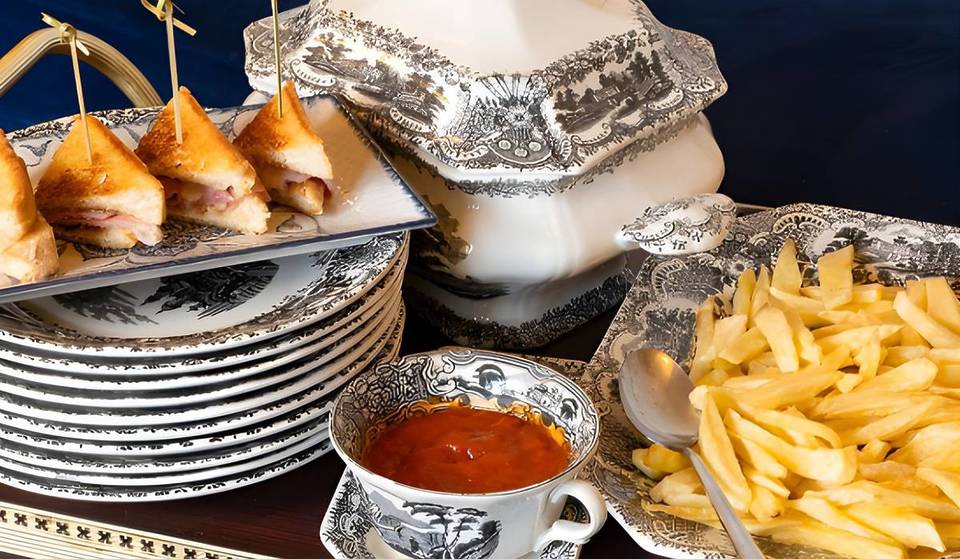 El restaurante de Sevilla que recupera el espíritu de los antiguos cafés del siglo XIX: desayunos y guisos de época en pleno centro