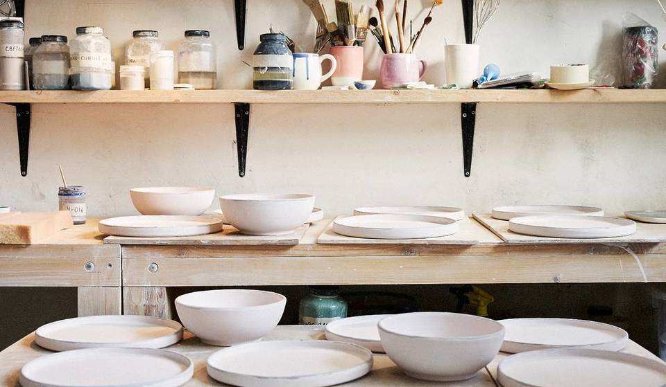 Los 7 talleres de artesanía en Sevilla para desconectar y crear con tus manos: de barro y vino a diseñar tus propias sandalias
