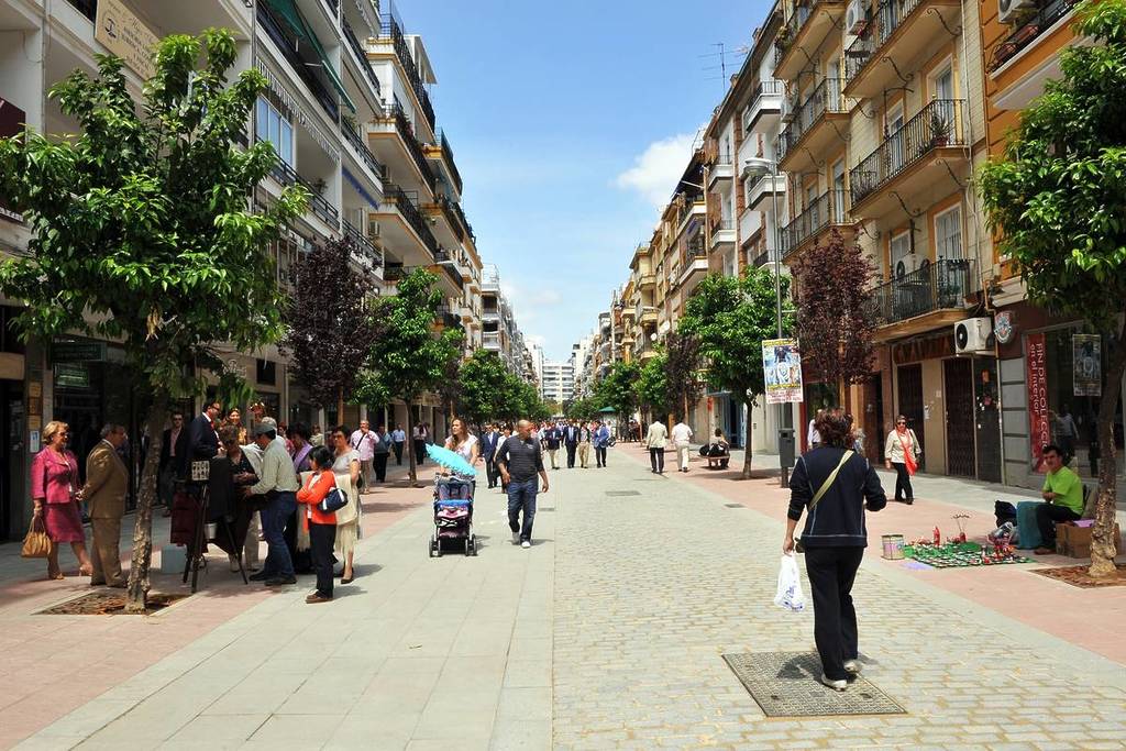 Seville launches 57,500 vouchers for shopping at small businesses: how to get discounts on your summer purchases