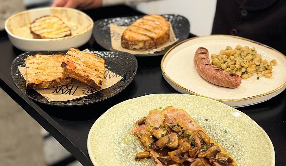 La Carmela fait découvrir à Séville les légendaires « petits-déjeuners au couteau et à la fourchette » : butifarra au charbon de bois, tripes et pains au levain dès l’ouverture