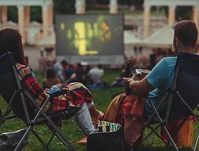 Free summer cinema in Seville: the films you can watch outdoors every Wednesday in the CAAC courtyard