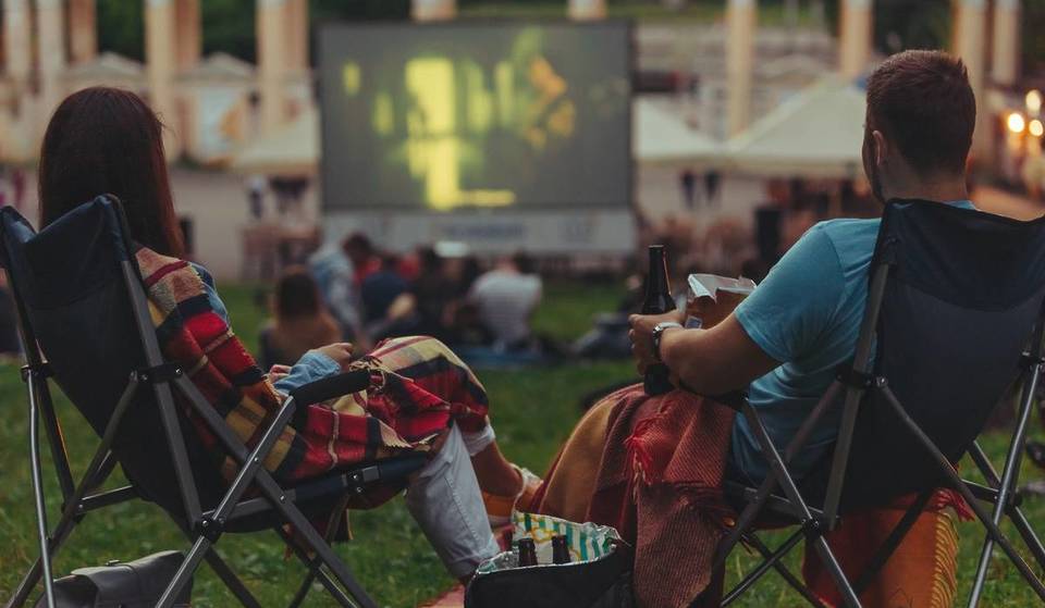 Cine de verano gratuito en Sevilla: las películas que puedes ver al aire libre cada miércoles en el patio del CAAC