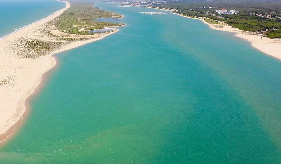Less than an hour and a half from Seville: the pristine beach with three shores that grows 30 meters a year and has a ferry for €5
