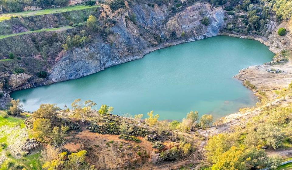 A menos de una hora de Sevilla existe un lago azul turquesa en una antigua mina y junto a los restos de una ciudad romana