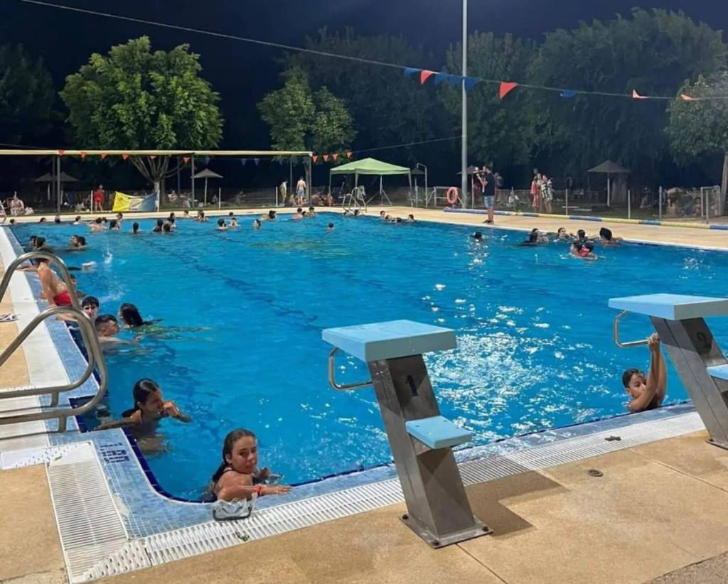 Noche Blanca piscina Gines Sevilla 1