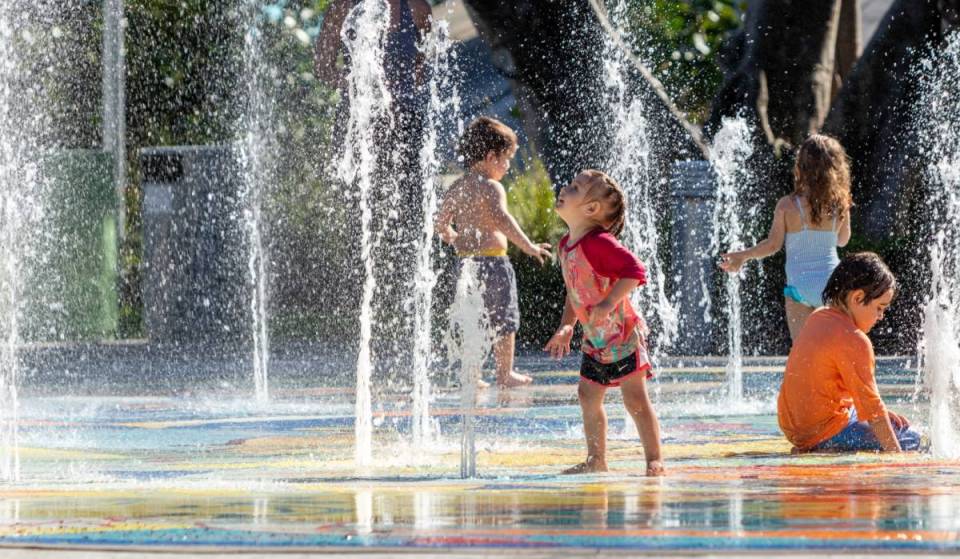 Giant buckets, water jets, and artificial rain: the free water park to beat the heat, just 10 kilometers from Seville