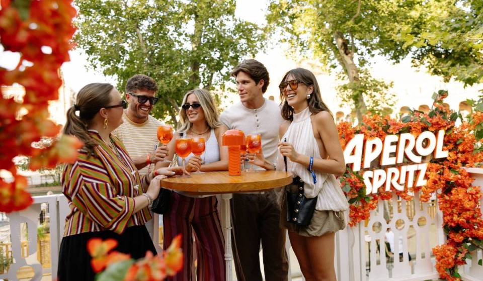 La Plaza de España se tiñe de naranja con Aperol Spritz: así es la experiencia que arrasa en el festival más famoso de Andalucía