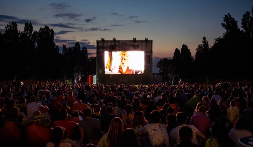 Los cines de verano vuelven a Sevilla este 2026: películas gratis al aire libre en el CAAC y en los barrios o en el patio de Diputación