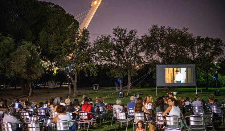 Cinéma d’été gratuit, bingo musical, spectacles de magie et activités de paddle-surf ou de kayak tous les soirs du mois d’août