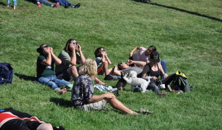 L’ONCE distribuera gratuitement des lunettes pour observer la grande éclipse solaire d’août : comment les obtenir sans réservation à Séville