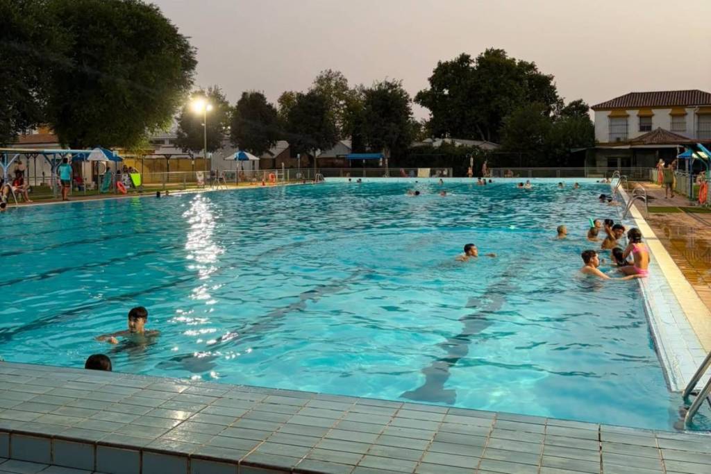 Free Night Swimming in Mairena del Alcor, Seville 1