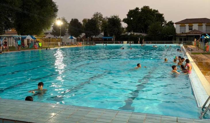 Le village à 20 minutes de Séville avec une piscine olympique de 50 mètres ouverte la nuit pour 3 euros