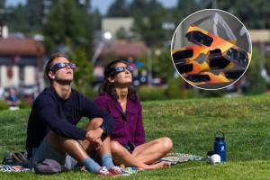 Comment obtenir gratuitement des lunettes homologuées pour l’éclipse à Séville : les kiosques et les communes qui en distribuent des milliers