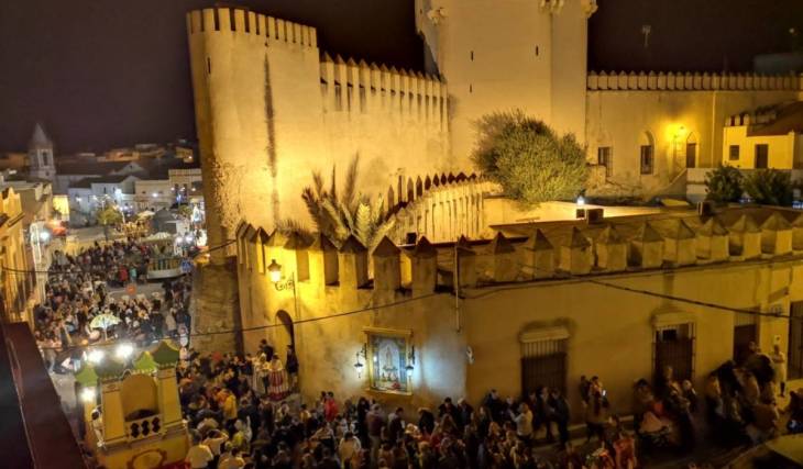Only on October 3 and 4: the town near Seville that brings its great Silk Fair back to life next to a castle, featuring jousting tournaments and performances