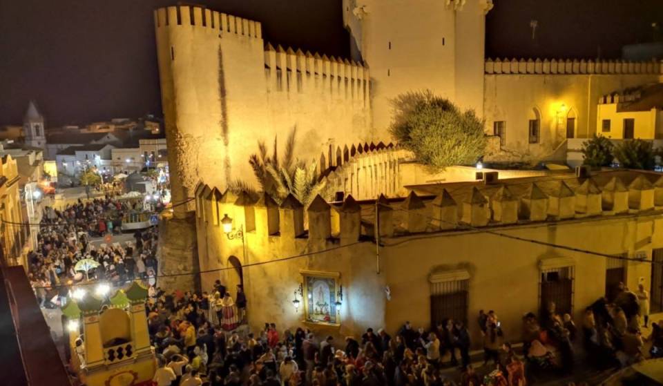 Only on October 3 and 4: the town near Seville that brings its great Silk Fair back to life next to a castle, featuring jousting tournaments and performances