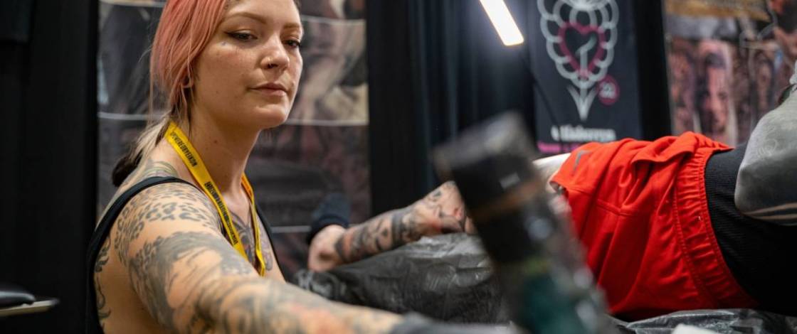 Live tattooing, music, and MMA fights: the Seville Tattoo Convention arrives at FIBES starting at €10 